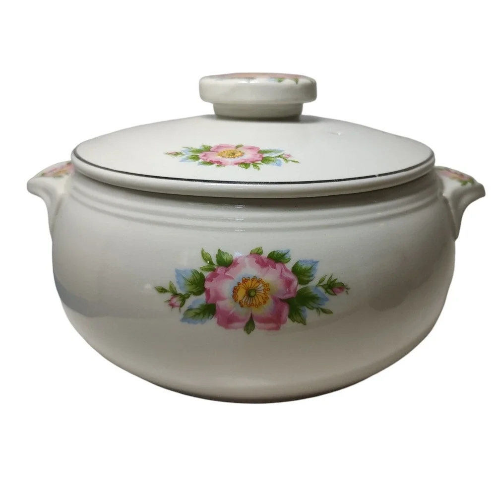 Halls Superior Covered Casserole Dish Quality Kitchenware‎ Rose White Two Quart